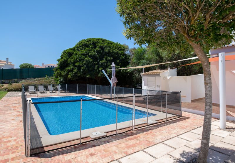 Childproof Lock on Mesh Fence